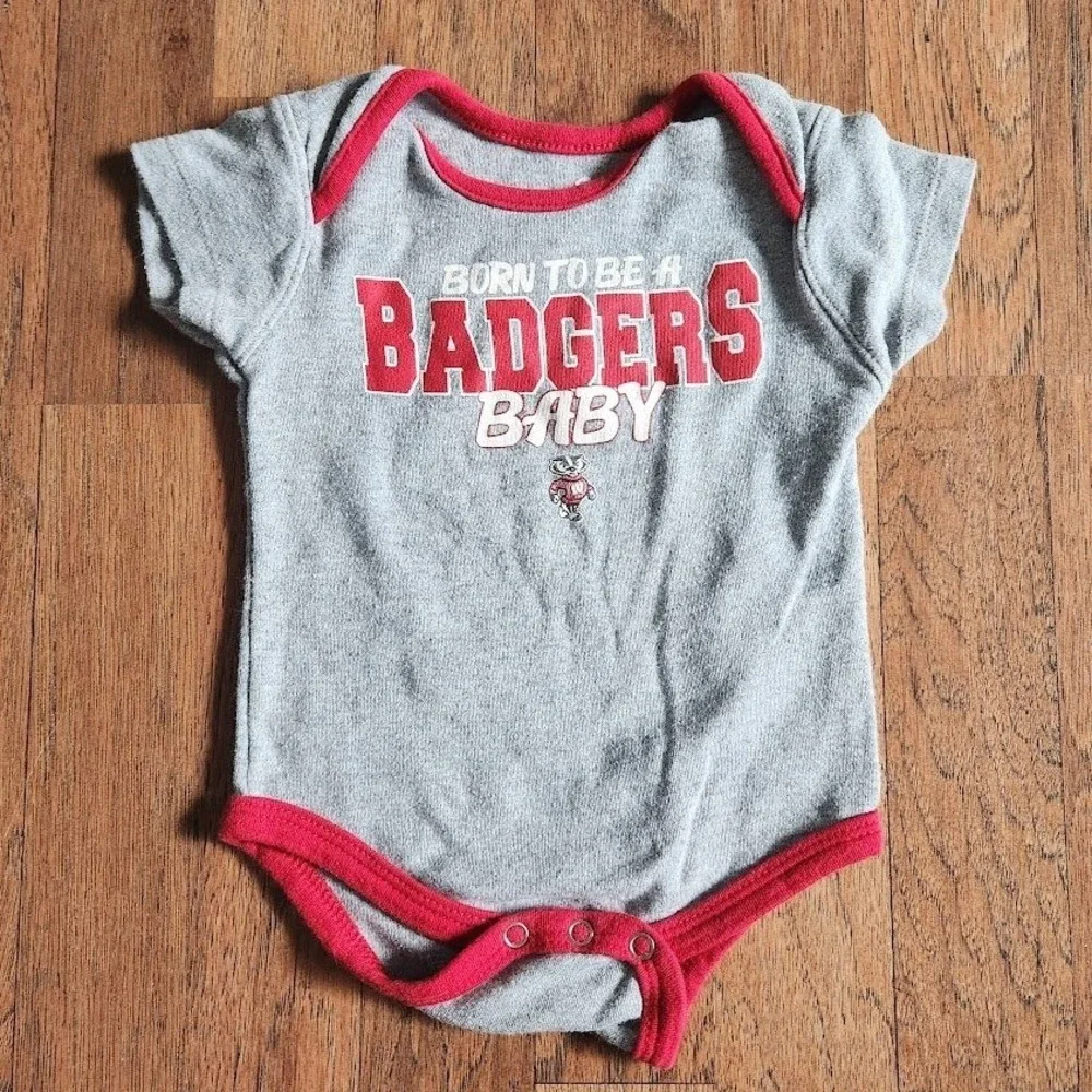 Wisconsin Badgers Baby Bodysuit Grey Red Born To Be A Badgers Baby 3-6M NCAA 420